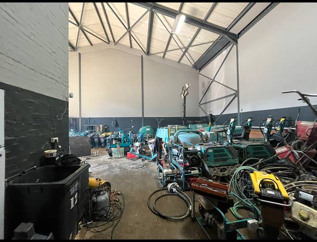 302M² WAREHOUSE TO LET IN STIKLAND INDUSTRIAL